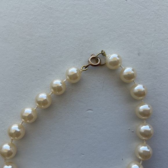 Faux pearl bracelet and earrings set. Vintage. Post pierced - Picture 3 of 10